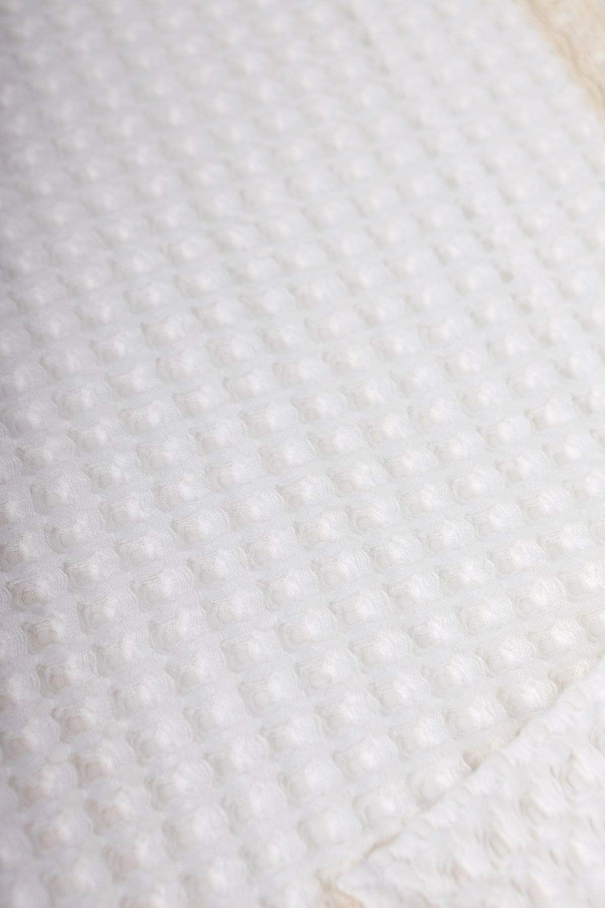 Ekru Petek Desenli Müslin Örtü